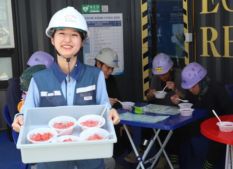 포스코이앤씨가 현장 근로자들을 위해 시원한 수박 화채를 제공했다.