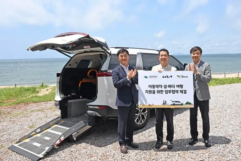 (왼쪽부터) 주대영 국립공원공단 이사장, 이덕현 기아 지속가능경영실장, 이재강 사단법인 그린라이트 회장. (제공 기아)