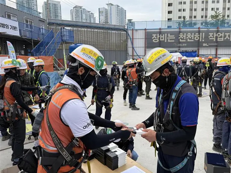 DL건설이 혹서기 온열질환 집중기간 운영하고 있다. DL건설 현장에서 근로자들에게 토시를 제공하고 있다. (사진제공=DL건설)