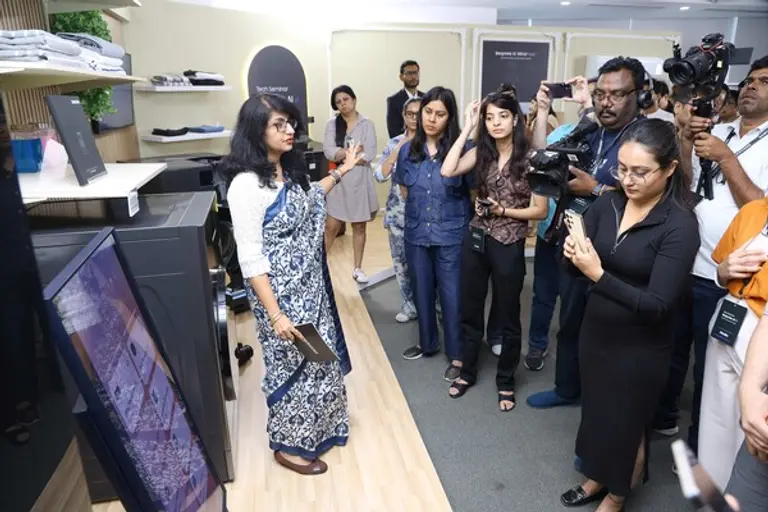 인도 구르가온에서 열린 삼성전자 서남아 테크 세미나에서 참석자들이 스마트싱스의 연결 경험에 대한 시연을 살펴보고 있다. (제공 삼성전자)