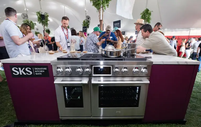LG전자의 SKS 부스에 가스레인지, 인덕션, 수비드 기능을 모두 탑재한 