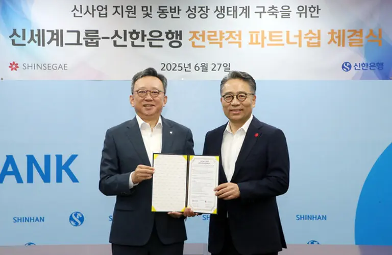 27일 신세계그룹과 서울시 중구 소재 신한은행 본점에서 신사업 지원 및 동반성장 생태계 구축을 위한 업무협약을 체결하고 정상혁 신한은행장(왼쪽), 임영록 신세계그룹 경영전략실장이 기념 촬영하는 모습