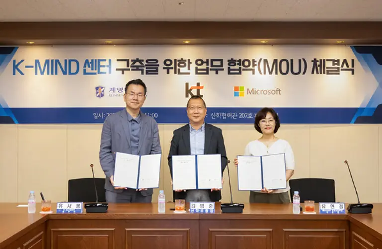 KT AX사업본부장 유서봉 상무(왼쪽), 계명대학교 김범준 산학부총장, 한국마이크로소프트 유현경 공공사업부문장. (제공 KT)