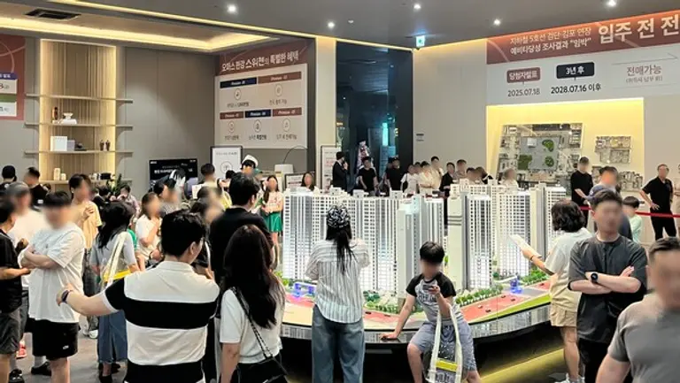 오퍼스 한강 스위첸 견본주택에 주말 동안 많은 인파가 몰렸다. (사진제공=KCC건설)