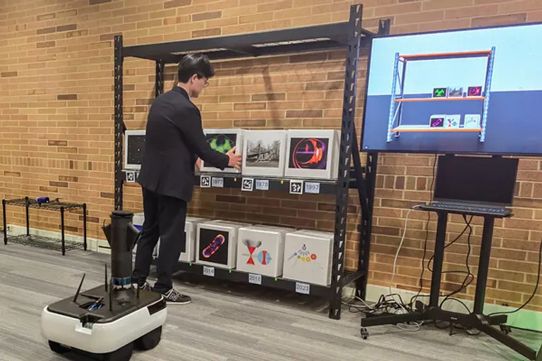 KT 미래네트워크연구소 직원들이 미국 벨 연구소에서 진행된 시맨틱 통신 관련 개발 시연에 참여하는 모습. (제공 KT)