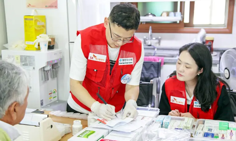 SK에코플랜트 에피봉사단과 열린의사회가 의료 소외지역 어르신들을 위한 의료봉사를 진행하고 있다. (사진=SK에코플랜트)