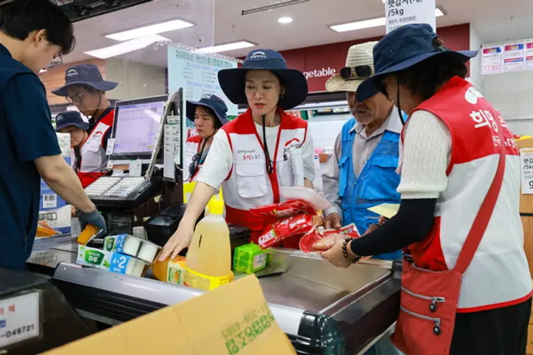 경기도 광주시 마트에서 희망브리지 자원봉사자들이 이재민과 함께 생필품을 계산하고 있다. (사진제공=희망브리지)