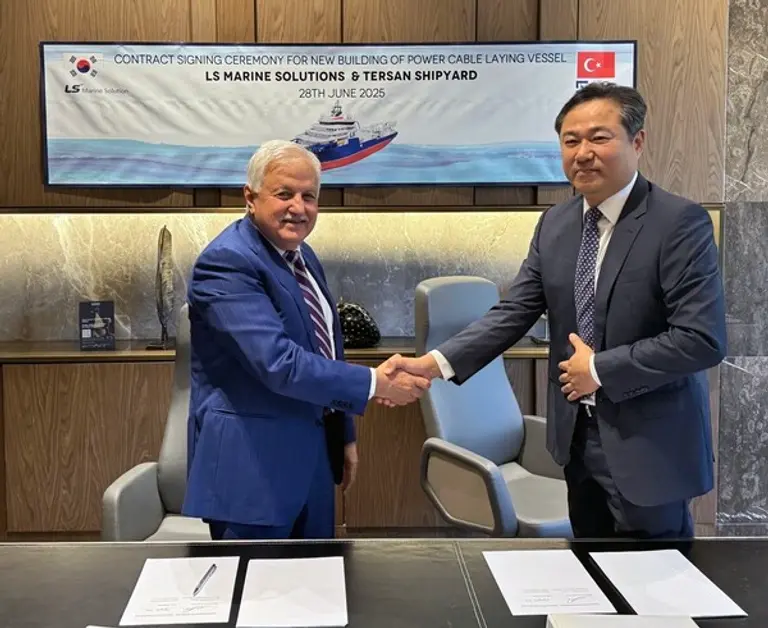 28일 튀르키예 이스탄불에서 열린 선박 건조 서명식에서 김병옥 LS마린솔루션 대표와 누레틴 팍수(Nurettin Paksu) 테르산 조선소(Tersan Shipyard) 대표(오른쪽부터)가 기념 촬영을 하고 있다. (사진=LS마린솔루션)