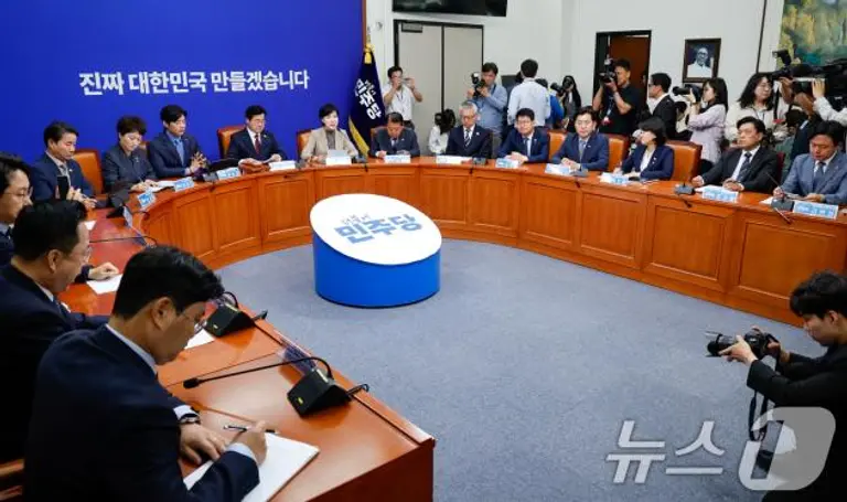 박찬대 더불어민주당 대표 직무대행 겸 원내대표를 비롯한 최고위원들이 5일 오전 서울 여의도 국회에서 열린 최고위원회의에 참석하고 있다. 2025.6.5/뉴스1 ⓒ News1 안은나 기자