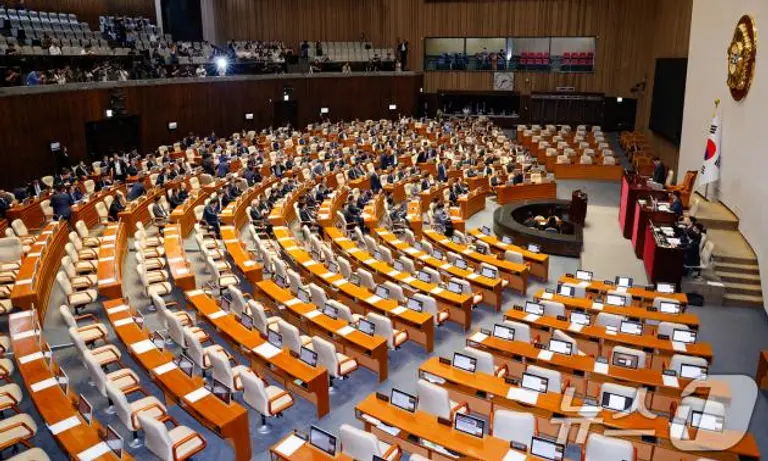 5일 오후 서울 여의도 국회 본회의에서 국민의힘 퇴장 속에 검사징계법 일부개정법률안과 채해병, 내란, 김건희 특검법이 통과된 뒤 더불어민주당 의원들이 손뼉치고 있다. 2025.6.5/뉴스1 ⓒ News1 안은나 기자