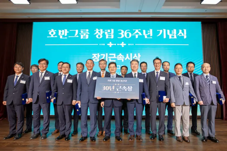 호반그룹이 창립 36주년 기념식에서 장기근속상을 받은 임직원들이 기념촬영을 하고 있다. (사진제공=호반그룹)