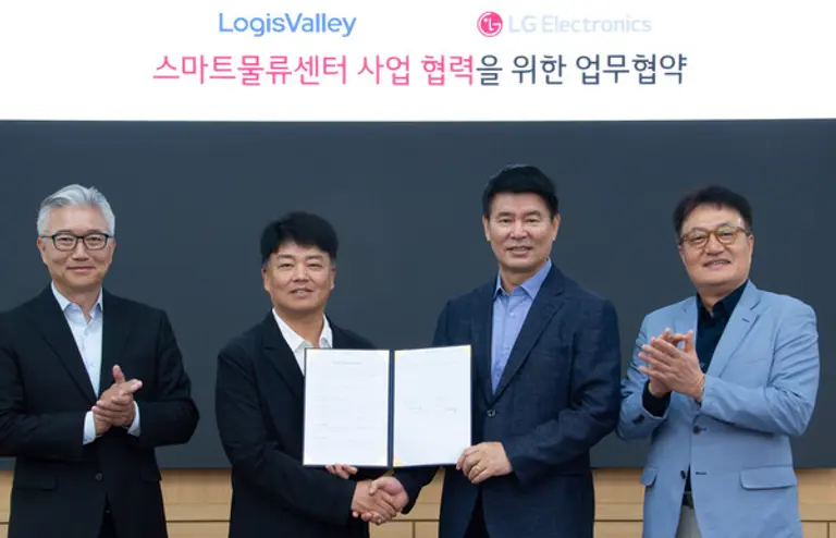 (왼쪽부터) 김필립 로지스밸리 대표이사, 임영빈 로지스밸리 그룹 회장, 정대화 LG전자 생산기술원장(사장), 백기문 LG전자 ID사업부장. (제공 LG전자)