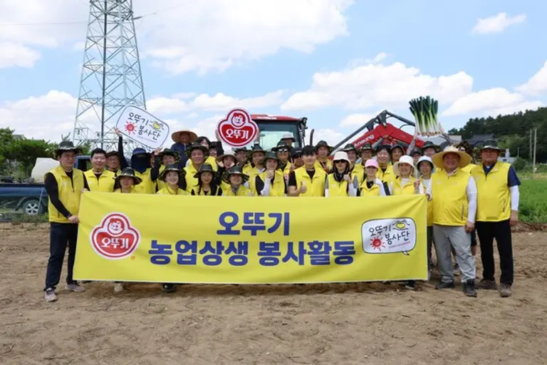 오뚜기 ‘한국농업 상생발전 프로젝트’ 일환으로 진행한 봉사활동에서 참가자들이 기념촬영을 하고 있다.