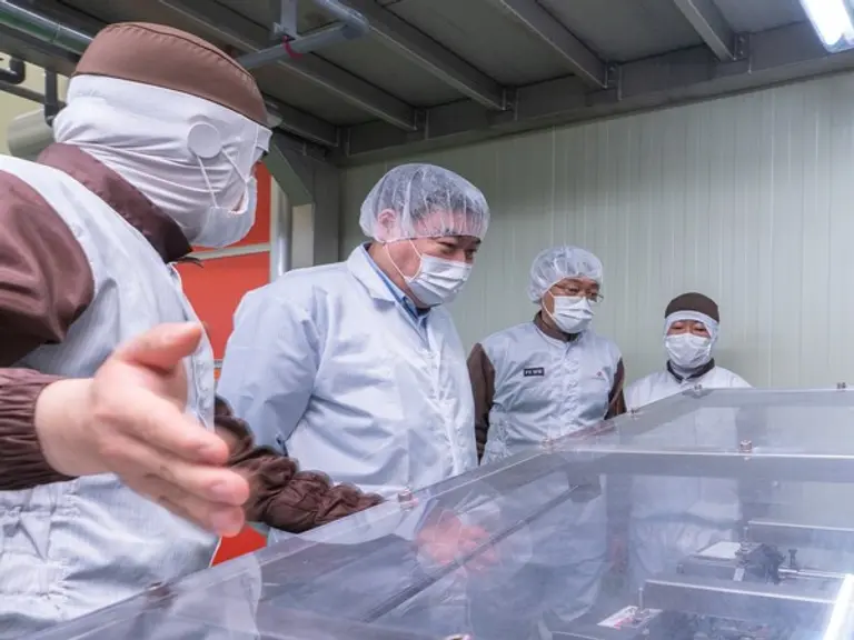 1일 신세계푸드 강승협 대표이사가 경기 오산시 신세계푸드 오산공장 피자 생산라인에서 설비 안전사항을 듣고 있다.