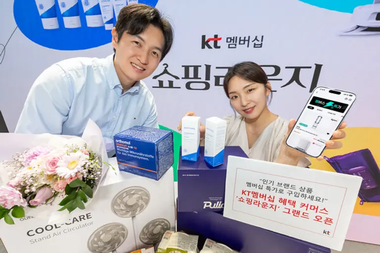 모델들이 KT멤버십 혜택 커머스 ‘쇼핑라운지’를 소개하고 있는 모습. (제공 KT)