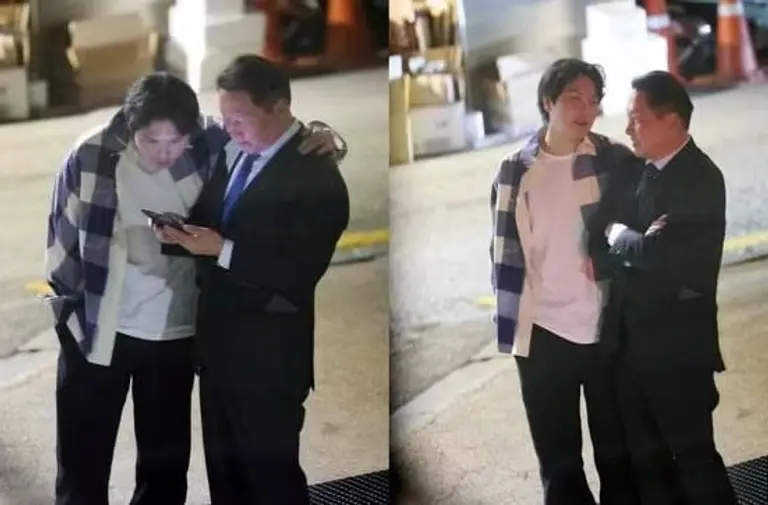 지난해 6월 최태원 SK그룹 회장이 서울 강남구 한 식당 앞에서 장남인 최인근씨와 어깨동무를 한 채 대화하는 모습 포착됐다. 사진=온라인커뮤니티