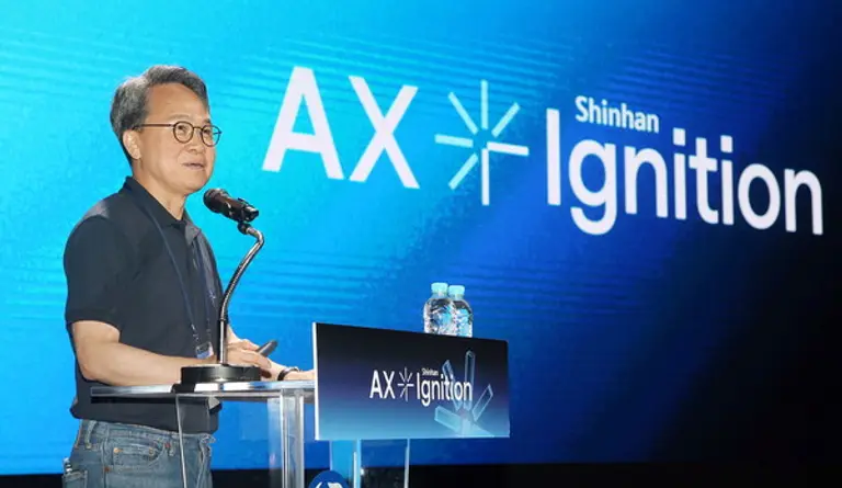 진옥동 신한금융그룹 회장이 경영포럼에서 강평을 하고 있다.