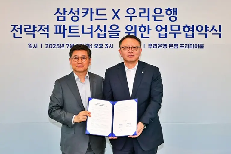 지난 1일 우리은행 본점에서 우리은행과 삼성카드가 전략적 파트너십을 위한 업무협약식을 가졌다. 협약식 이후 정진완 우리은행장(오른쪽)과 김이태 삼성카드 대표이사 사장이 기념사진을 촬영하고 있다.