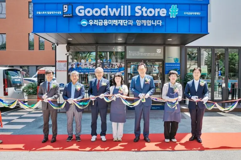 (왼쪽부터) 굿윌스토어 밀알수성점 신경종 원장, 굿윌스토어 밀알도봉점 박정열 원장, 밀알복지재단 굿윌부문 한상욱 부문장, 우리금융미래재단 장광익 사무국장이 굿윌 밀알수성점 사원과 우리금융미래재단 관계자와 기념사진을 촬영하고 있다..