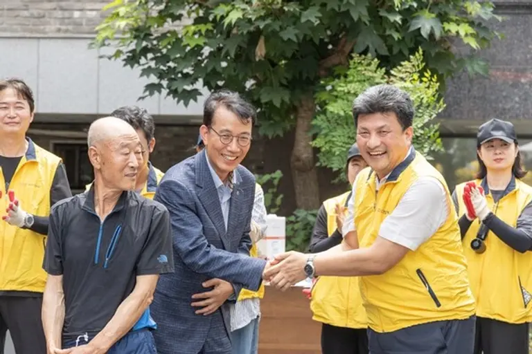 HDC현대산업개발이 지난 30일 서울 송파구에서 사회적협동조합 수, 집으로 가는 길, 송파2동주민센터와 연계해 독거노인 가구를 위한 주거환경 개선 건축봉사활동을 진행했다. 최홍연 송파구 부구청장(사진 왼쪽)과 강경민 HDC현대산업개발 도시정비부문 부문장이 봉사활동 현장에서 인사를 나누고 있다. (사진=HDC현대산업개발)