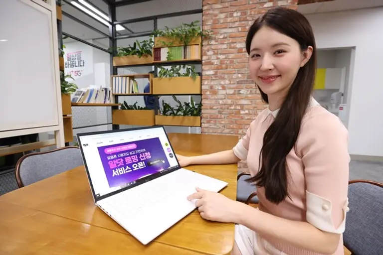 알닷 로밍 간편 신청 서비스를 소개하는 LGU+ 모델의 모습. (제공 LGU+)