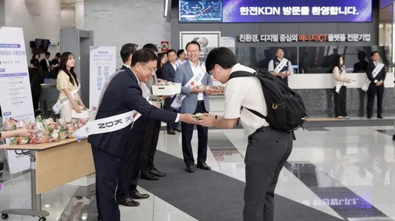 청렴 Week 시작을 알리는 출근길 사과 배부 모습