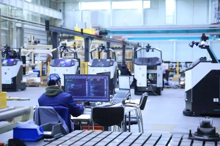 현대무벡스 청라 R&D 물류센터 내 AGV 검수 장면