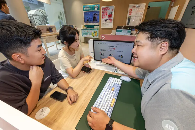 KT매장에서 상담직원이 고객에게 안심플러스 서비스를 설명하고 있다. (제공 KT)