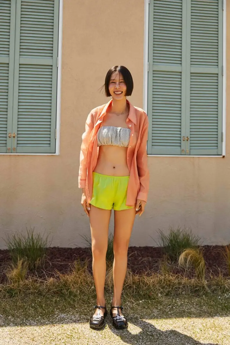 슈콤마보니 리본 젤리샌들을 착용한 모델 이나영 (사진=코오롱FnC)