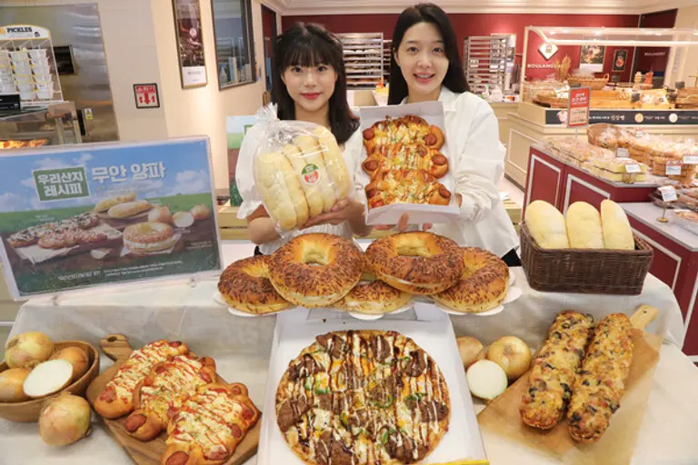 4일 금요일 오전 이마트 용산점에서 모델들이 신세계푸드가 운영하는 이마트 내 베이커리 매장 ‘블랑제리’ 앞에서 ‘무안 양파’를 활용한 신제품을 소개하고 있다. (사진제공=이마트) 