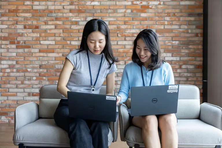 CFDP를 통해 쿠팡에 입사한 구현지 씨(왼쪽)와 조한나 씨가 사내 라운지에서 노트북을 보며 업무에 대해 의견을 나누고 있다 (사진제공=쿠팡)