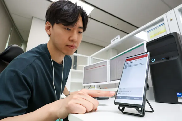 KT 고객센터 스팸분석팀 직원이 AI 기반 실시간 스팸 차단 키워드 등록 시스템을 운용하고 있다. (제공 KT)