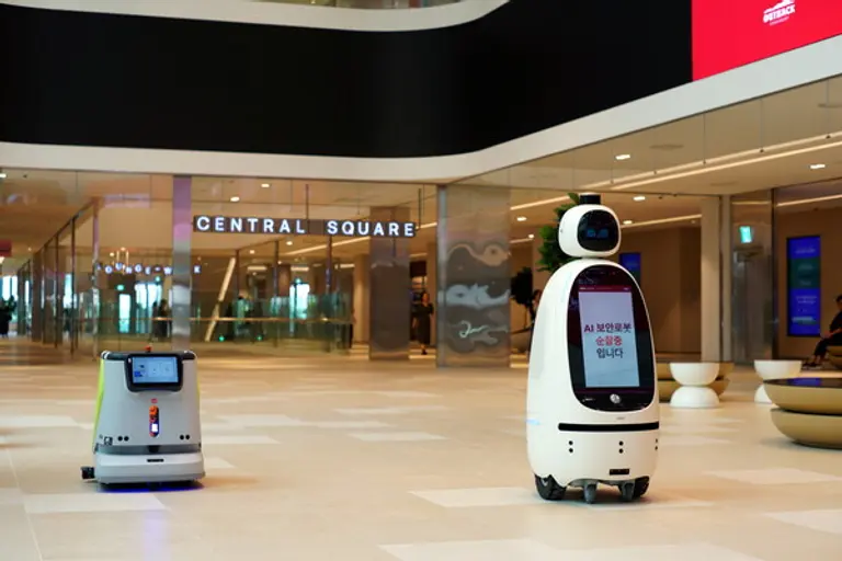 이스트폴에서 운영중인 순찰로봇과 청소로봇 (사진제공=KT에스테이트)