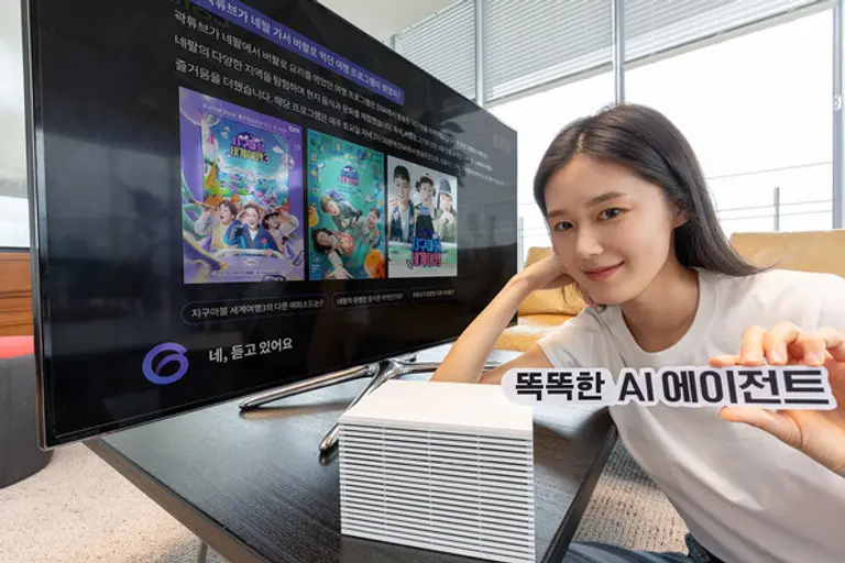 모델이 ‘똑똑한 AI 에이전트’ 지니 TV AI 에이전트의 자연스러운 대화 응답 기능을 소개하는 모습이다. (제공 KT)