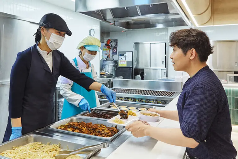 8일 서울시 중구 순화동에 위치한 이마트 본사 빌딩 구내식당에서 직원들이 가지 제육 볶음, 취나물 된장국 등으로 구성된 임산물 식단으로 점심식사를 하고 있다.