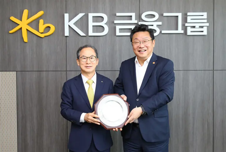 양종희 KB금융그룹 회장과 주형환 저출생고령사회위원회 부위원장이 지난 9일 여의도 KB국민은행 신관에서 기념촬영을 하고 있다.