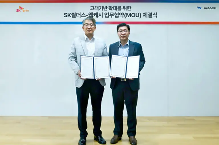 강원주 웹케시 대표와 김병무 SK쉴더스 사이버보안부문장(부사장)이 업무협약을 체결한 후 기념촬영을 하고 있다. (사진제공=웹케시)