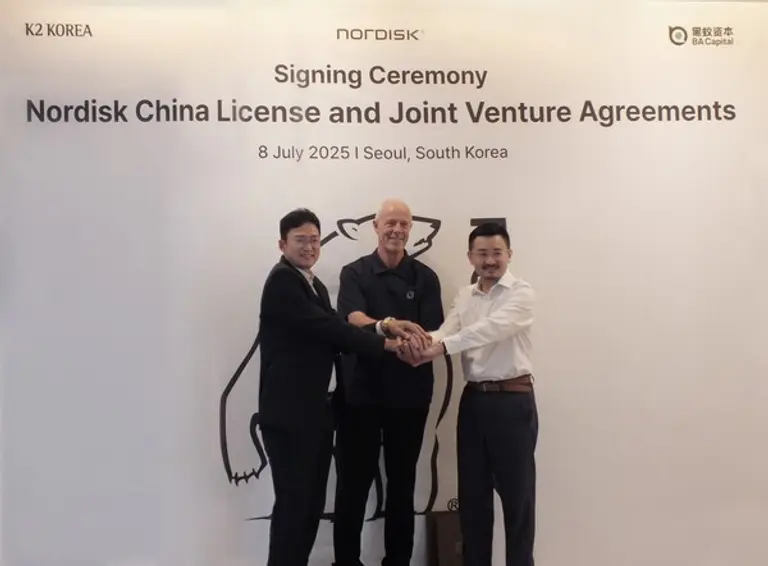 (왼쪽부터) 정영훈 케이투코리아그룹 회장, 에릭 몰러(Erik Möller) 노르디스크 본사 CEO, 데이비드 허(David He) BA Capita이 노르디스트 중국 합작법인 설립을 위한 협약을 맺고 기념촬영을 하고 있다. (사진=K2코리아)