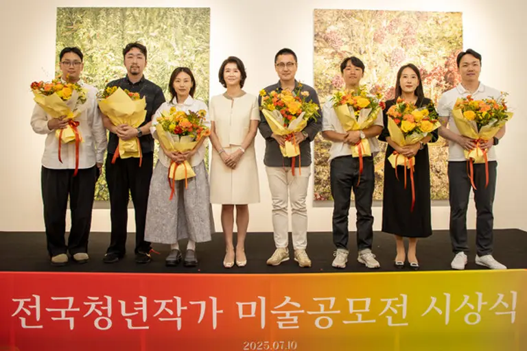 호반문화재단이 경기 과천시 호반아트리움에서 전국청년작가 미술공모전 ‘2025 H-EAA’ 시상식을 개최했다. 우현희 호반문화재단 이사장(사진 왼쪽 네 번째)이 수상 작가들과 기념촬영을 하고 있다.(사진제공=호반그룹)