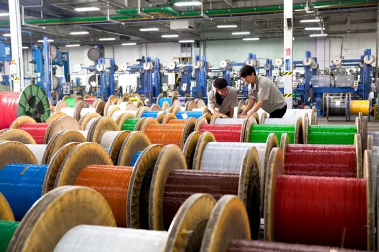 LS전선 직원들이 데이터 케이블을 생산하고 있는 모습 (사진제공=LS전선)