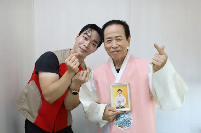 롯데이노베이트 봉사자가 행사에 참여한 어르신과 사진을 찍고 있다.