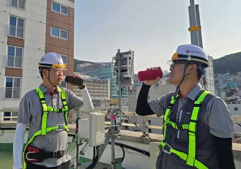 현장 근무 중 식수를 마시는 LGU+직원의 모습. (제공 LGU+)