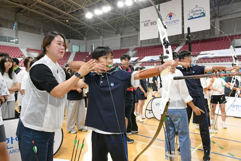 ‘2025 현대모비스와 함께하는 학교스포츠클럽 양궁대회’에 참가한 학생들이 활시위를 당기며 승부를 겨루고 있다. (제공 현대차)
