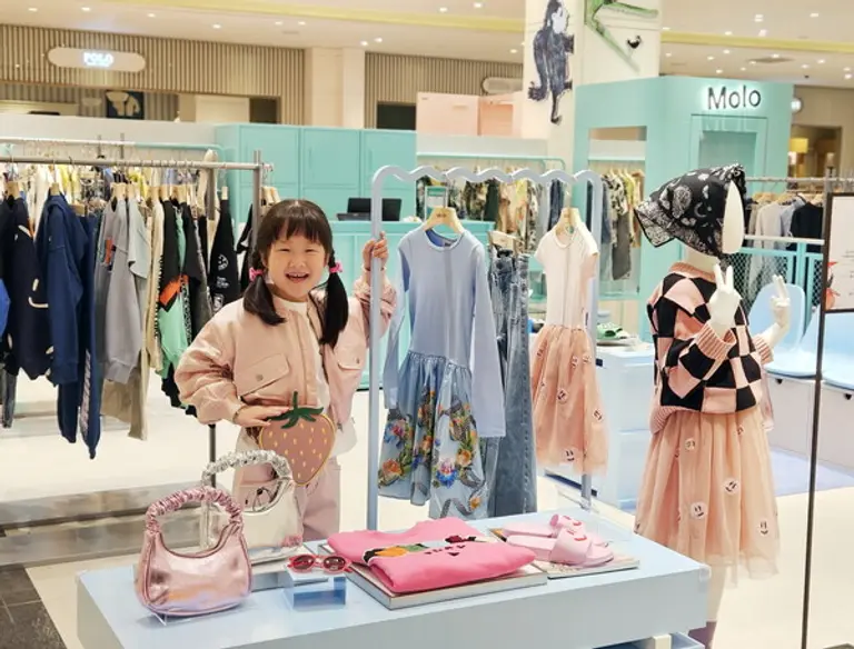 신세계백화점이 처음 국내에 선보인 덴마크 프리미엄 아동복 브랜드 ‘몰로