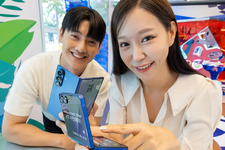 모델들이 KT ‘갤럭시 Z 폴드7·Z 플립7’ 사전 예약을 소개하고 있다. (제공 KT)