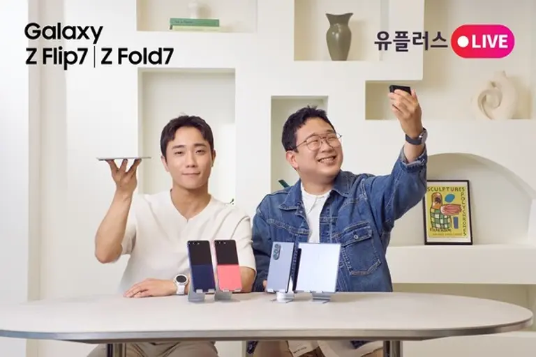 LGU+ 직원이 갤럭시 Z 폴드7|Z 플립의 다양한 기능을 소개하는 영상 스틸컷. (제공 LGU+)