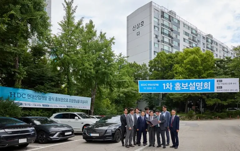 정경구 HDC현대산업개발 대표이사가 14일 방배신삼호아파트 재건축 현장을 방문했다. 이날 현장에는 정경구 대표이사를 비롯해 HDC현대산업개발 임원진이 함께해, 조합원과 소통하고 사업 추진에 대한 강한 의지를 나타냈다. (사진 첫째 줄 왼쪽에서 두 번째 정경구 HDC현대산업개발 대표이사)