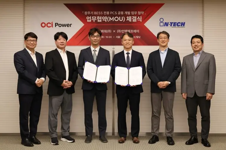 OCI파워와 인텍에프에이가 에너지저장장치 전용 전력변환장치 공동개발에 나선다. (사진 왼쪽 세번째부터) 주성남 인텍FA 사장, 김성엽 OCI 파워 대표 (사진제공=OCI 파워)