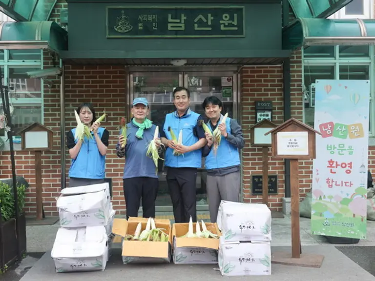  * 쌍용C&E 본사 직원들이 본사 인근 남산원(아동복지시설)에 옥수수 전달하는 모습. 사진=쌍용C&E 제공.