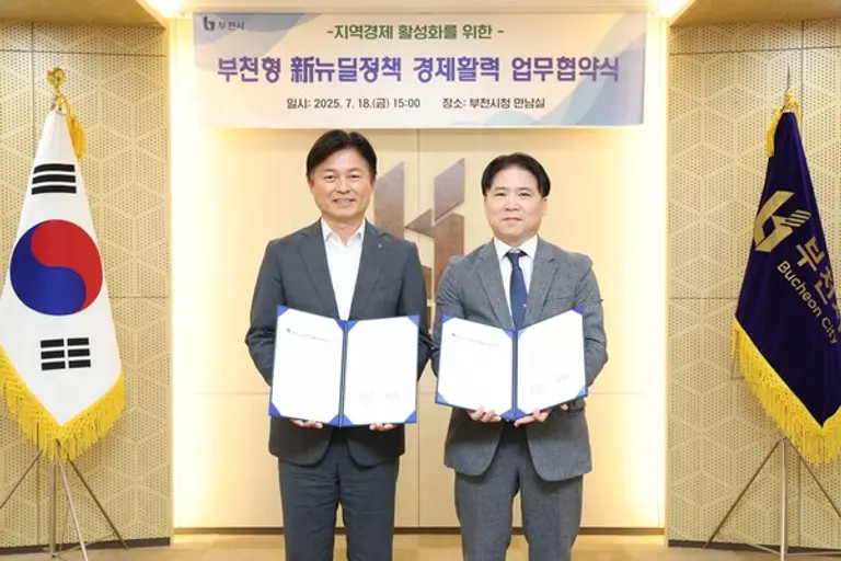 김성근 DL이앤씨 국내발전사업담당(오른쪽)과 조용익 부천시장이 부천형 신뉴딜 정책 경제활력 업무협약을 체결했다. (사진제공=DL이앤씨)